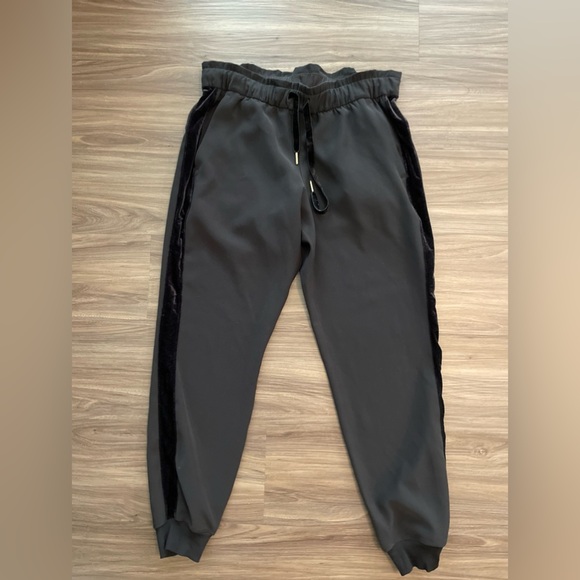 Lululemon On the Fly Jogger Velvet Trim Black / Black Special Edition size 8 - Picture 8 of 9